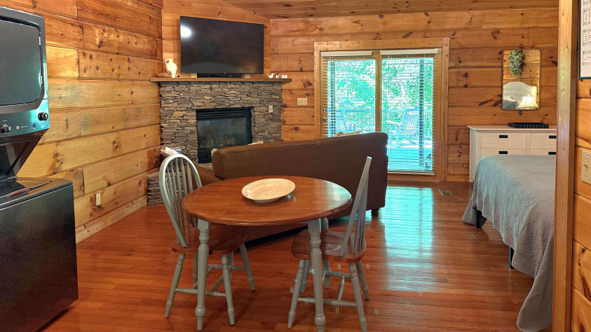 Old-fashioned one-room style cabin Townsend, Tennessee Cabin Rental - Gallery Image #4