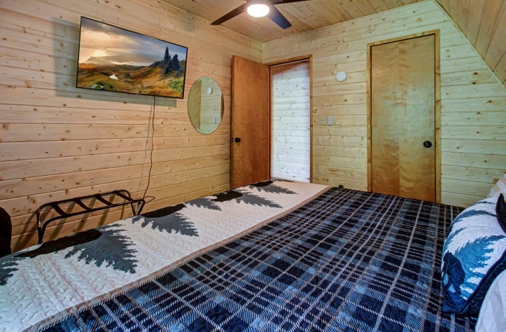 King Bedroom 1 Sevierville, Tennessee Cabin Rental - Gallery Image #28