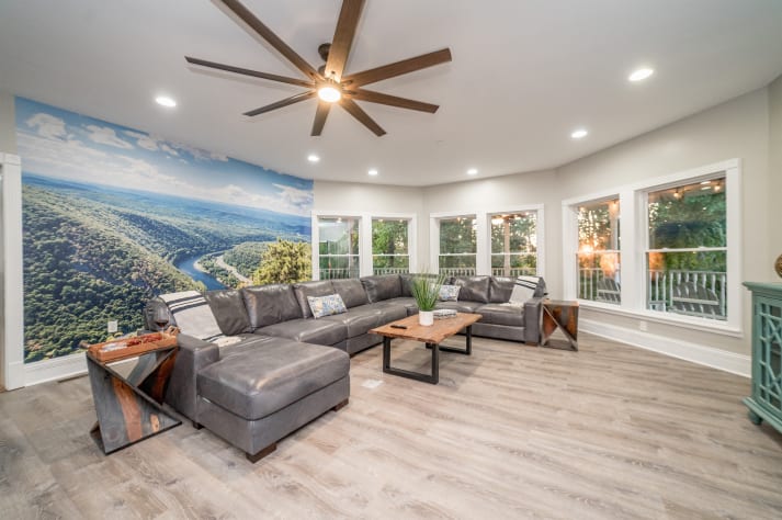 Large living room with plenty of seating for the whole family. Sevierville, Tennessee Cabin Rental - Gallery Image #18