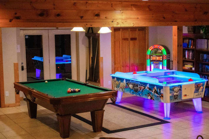 Game Area -Commercial Air Hockey Table, Pool Table, Arcade. Pigeon Forge, Tennessee Lodge Rental - Gallery Image #30