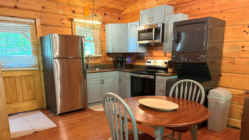 This cabin has nearly everything you will need in the kitchen, except a dishwasher.… Townsend, Tennessee Cabin Rental - Gallery Image #9