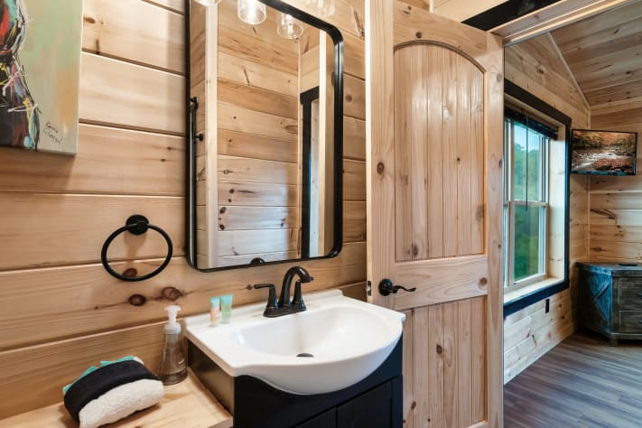 Third-floor ensuite with a tub/shower combo, attached to the primary suite for ultimate… Sevierville, Tennessee Cabin Rental - Gallery Image #27