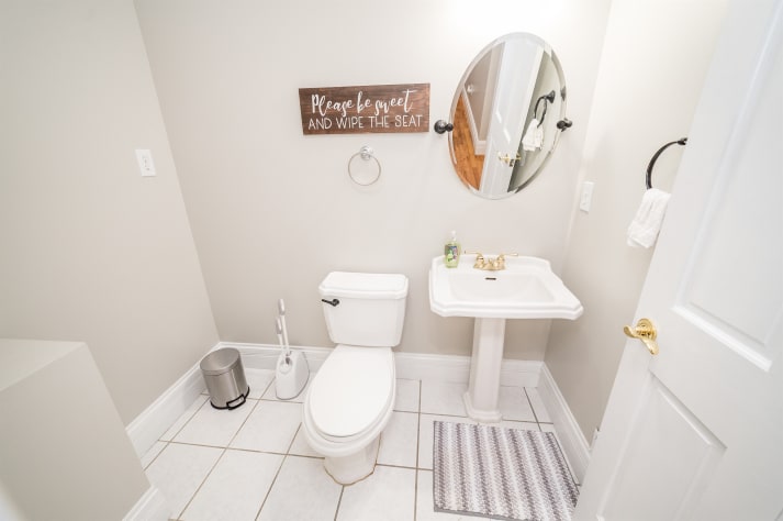 Main floor bathroom located near kitchen Sevierville, Tennessee Cabin Rental - Gallery Image #32