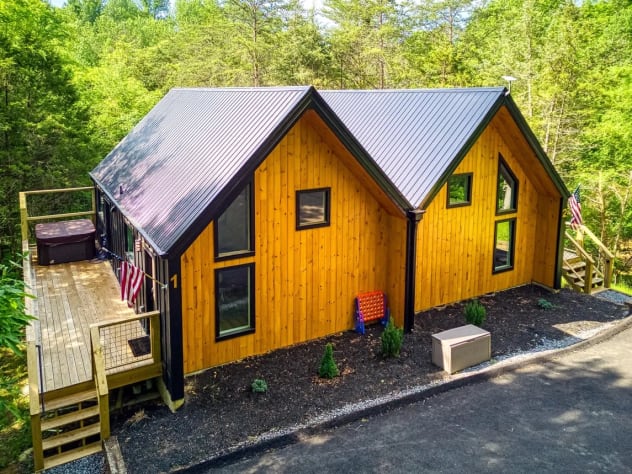 2 cabins side by side but with private deck and hot tub area. Sevierville, Tennessee Cabin Rental - Gallery Image #5