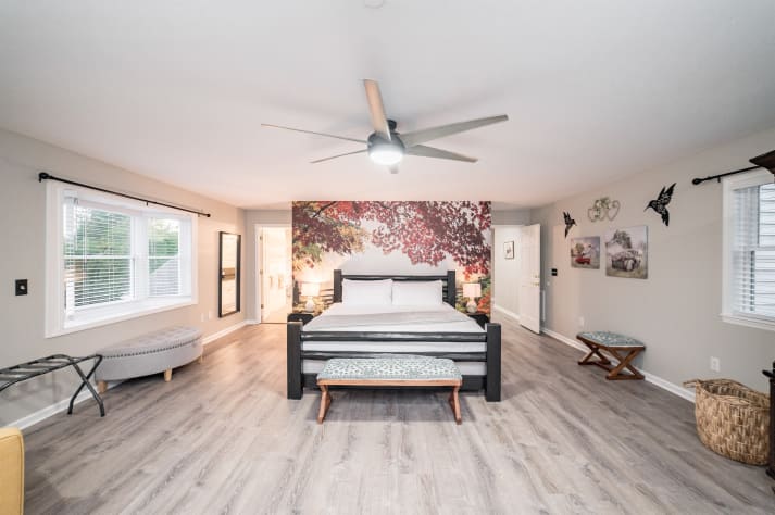 Master bedroom with ensuite bathroom and TV Sevierville, Tennessee Cabin Rental - Gallery Image #20