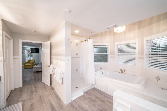 Master bathroom with tub Sevierville, Tennessee Cabin Rental - Gallery Image #21