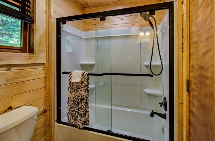 Upstairs Bath with tub Sevierville, Tennessee Cabin Rental - Gallery Image #33