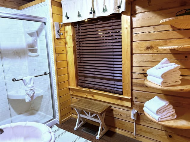 Master Bathroom Sevierville, Tennessee Cabin Rental - Gallery Image #29
