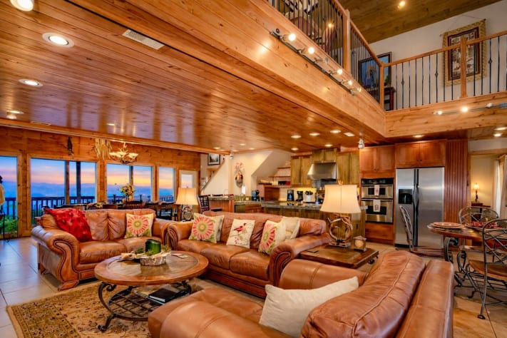 Great Room on the second level. Pigeon Forge, Tennessee Lodge Rental - Gallery Image #12