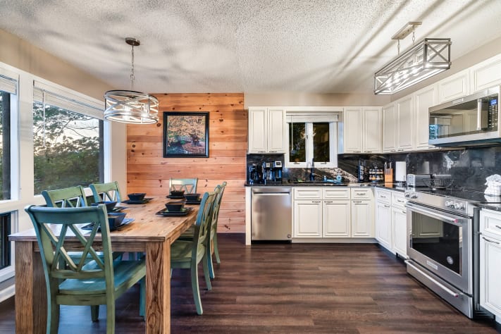 Full Kitchen Gatlinburg, Tennessee Chalet Rental - Gallery Image #18