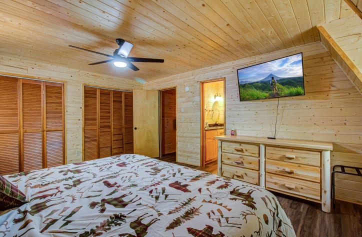 Spacious Master Bedroom with King Sevierville, Tennessee Cabin Rental - Gallery Image #23