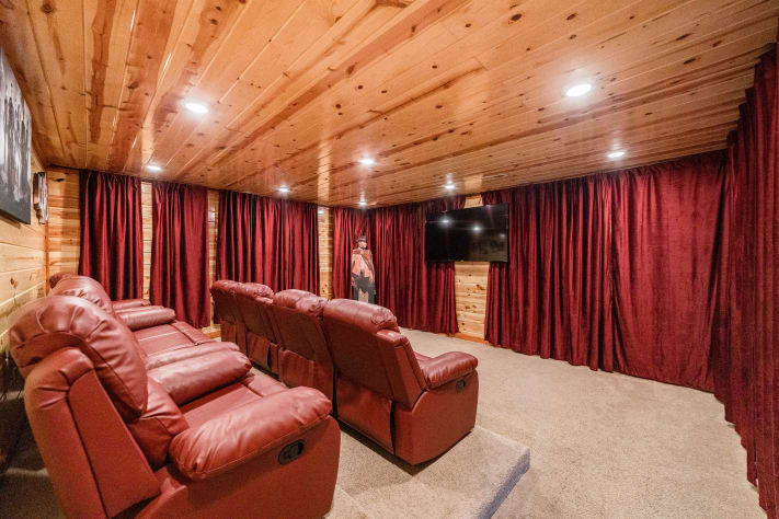 Updated Movie Theater Pigeon Forge, Tennessee Cabin Rental - Gallery Image #7