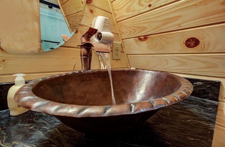 Upstairs Bath Sevierville, Tennessee Cabin Rental - Gallery Image #32