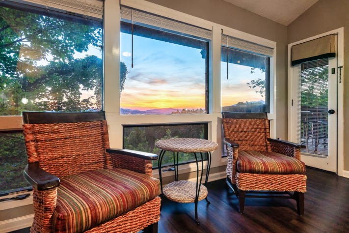 Seating Gatlinburg, Tennessee Chalet Rental - Gallery Image #16