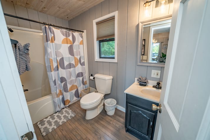 Main level bathroom Pigeon Forge, Tennessee Cabin Rental - Gallery Image #15