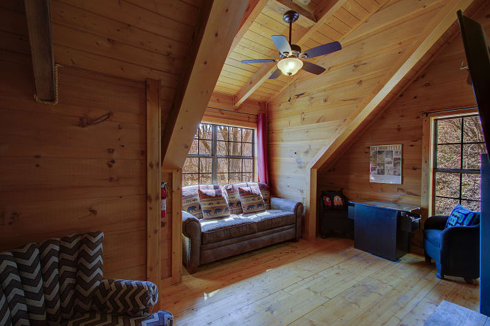 Sleeper sofa Gatlinburg, Tennessee Cabin Rental - Gallery Image #23