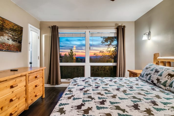 King Bed Gatlinburg, Tennessee Chalet Rental - Gallery Image #27