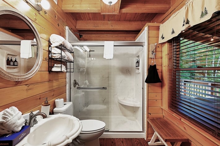 Master Bathroom Sevierville, Tennessee Cabin Rental - Gallery Image #28