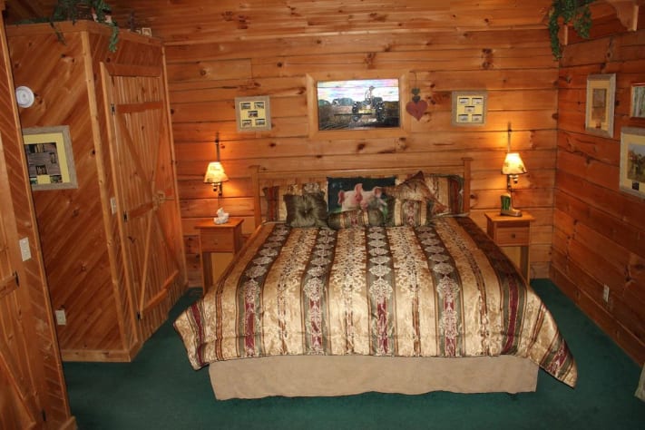 John Deere Country Log Cabin - Smoky Mountain Ridge