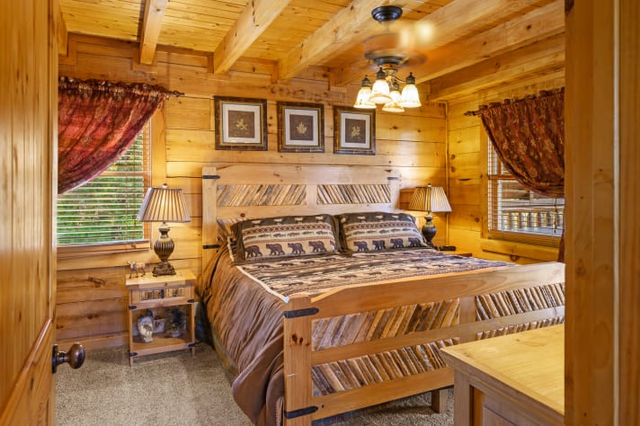 Main level King master Suite, private bath, garden tub. Hot Tub is on Main level. Pigeon Forge, Tennessee Cabin Rental - Gallery Image #10