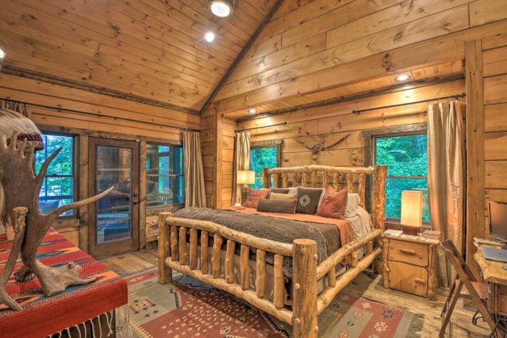 Primary bedroom with king bed, ensuite full bathroom, walk-in closet and private… Nantahala Lake, North Carolina Cabin Rental - Gallery Image #16