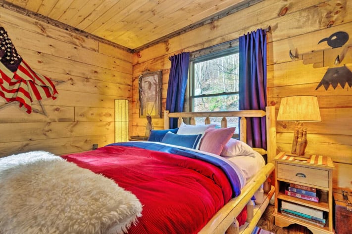 Forest view queen bedroom with, ensuite, shared full bathroom, walk-in closet Nantahala Lake, North Carolina Cabin Rental - Gallery Image #23