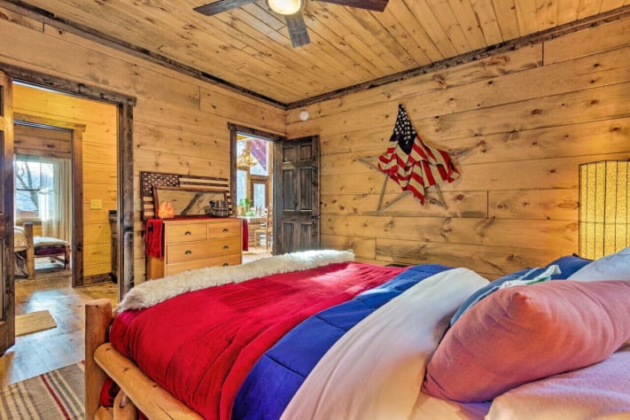 Forest view queen bedroom with, ensuite, shared full bathroom, walk-in closet Nantahala Lake, North Carolina Cabin Rental - Gallery Image #24