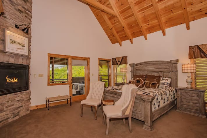 Master bedroom Pigeon Forge, Tennessee Cabin Rental - Gallery Image #9