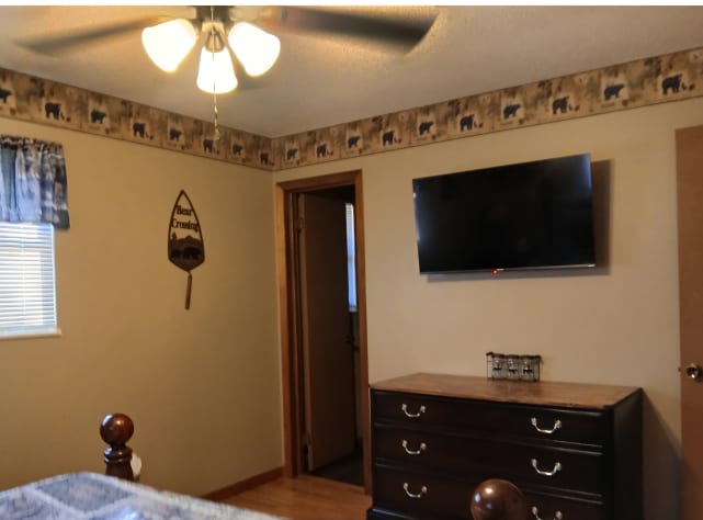Master bedroom smart tv Sevierville, Tennessee Cabin Rental - Gallery Image #11