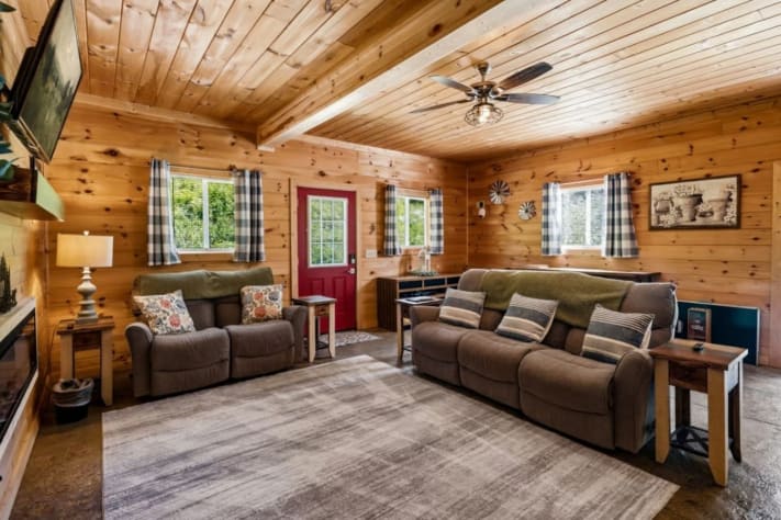 Sevierville, Tennessee Farmhouse Rental - Gallery Image #3