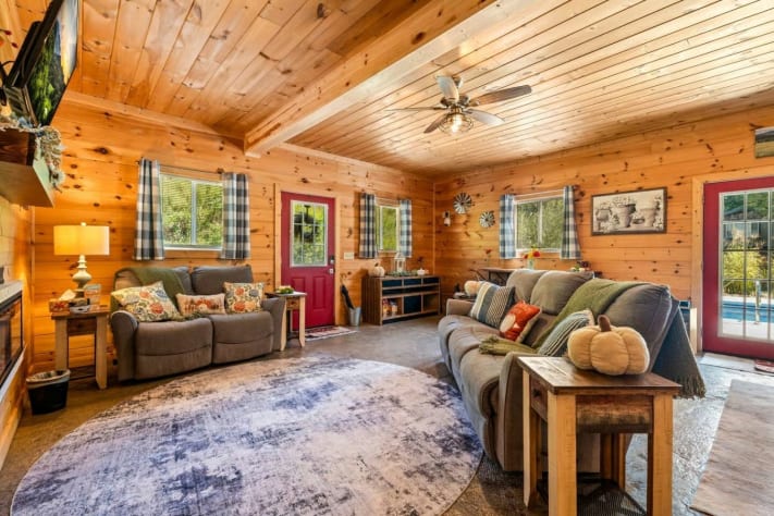 Sevierville, Tennessee Farmhouse Rental - Gallery Image #4