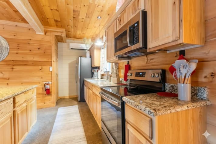 Sevierville, Tennessee Farmhouse Rental - Gallery Image #10