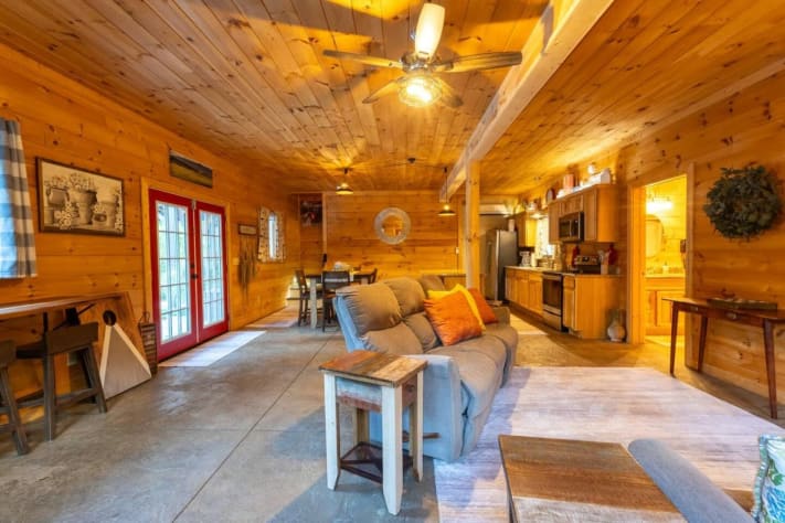 Sevierville, Tennessee Farmhouse Rental - Gallery Image #16