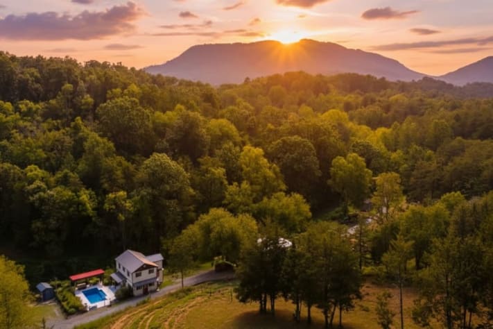 Sevierville, Tennessee Farmhouse Rental - Gallery Image #1