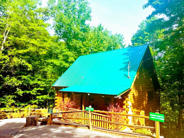 Privacy & Mountain Views at Southern Drawl. By Pigeon Forge