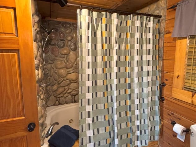 Grotto shower/jacuzzi tub Gatlinburg, Tennessee Cabin Rental - Gallery Image #19