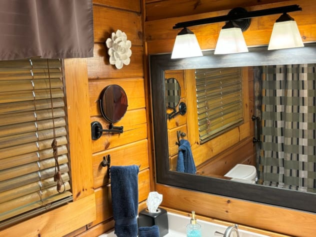 Room to refresh after a hike Gatlinburg, Tennessee Cabin Rental - Gallery Image #18