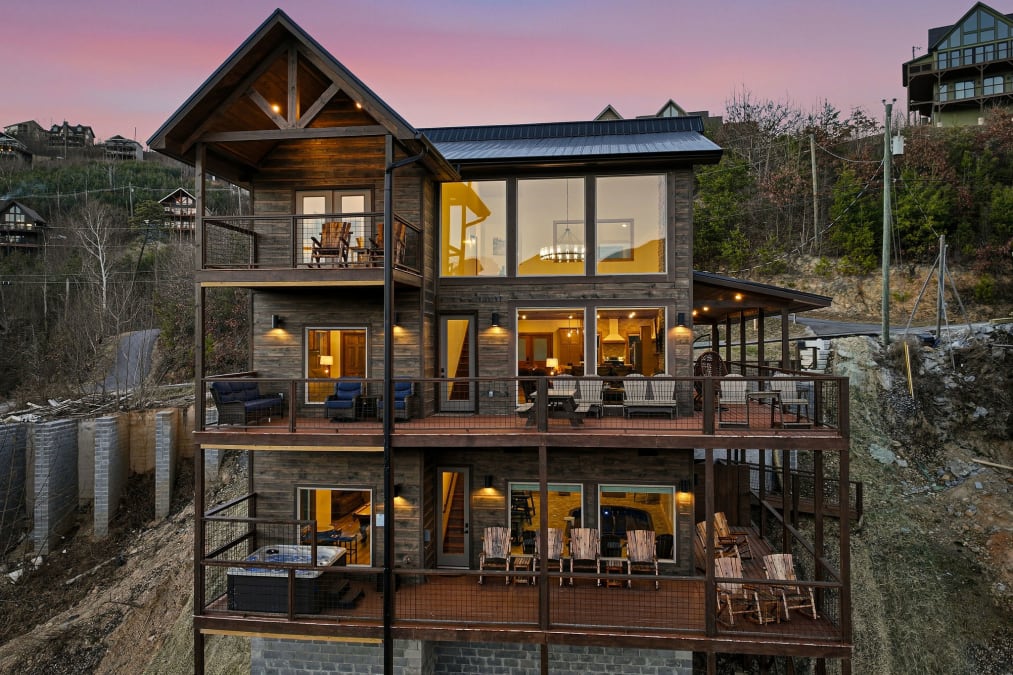 LECONTE LOOKOUT POOL LODGE photo 1