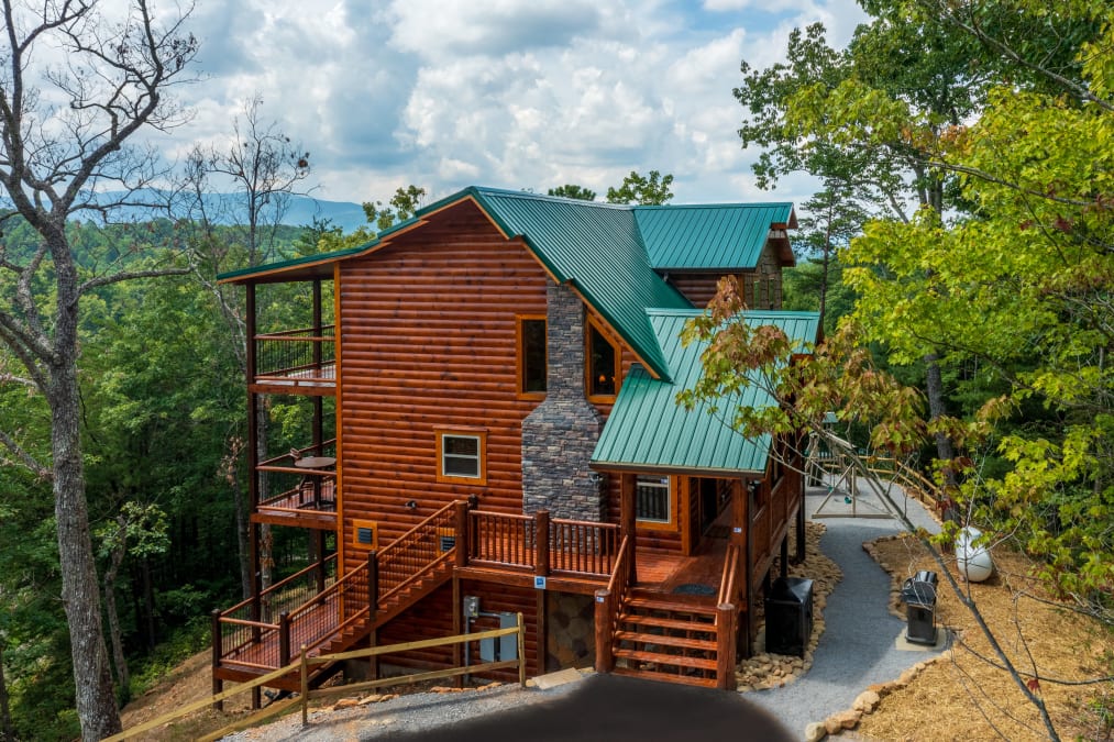 SMOKY MOUNTAIN POOL LODGE photo 1