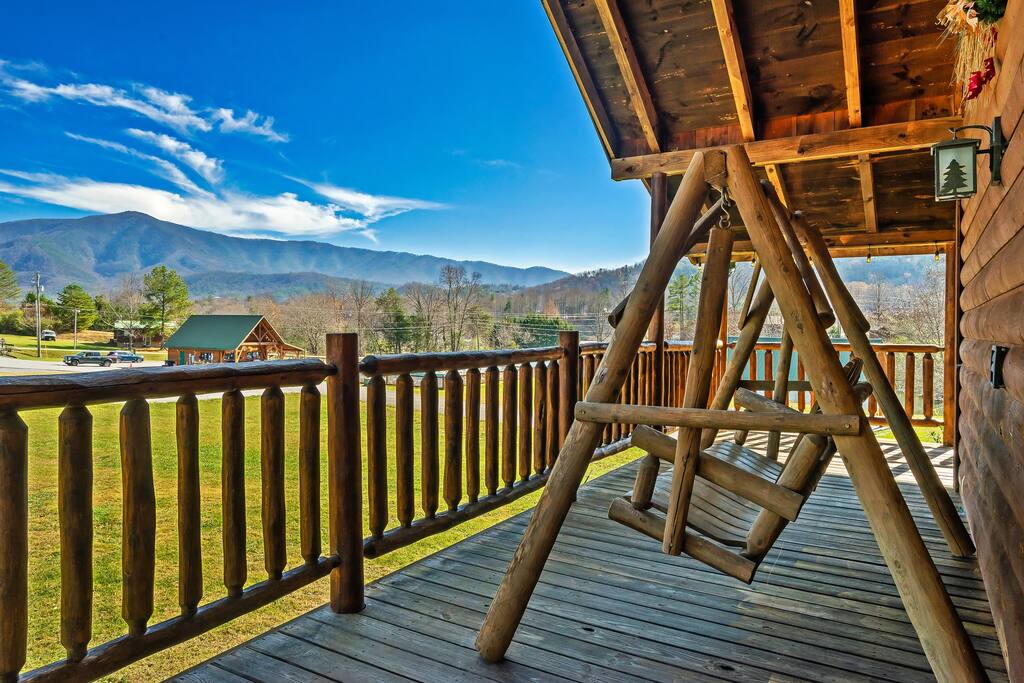 Spectacular MTNS Views+HOT TUB Sevierville Private Properties