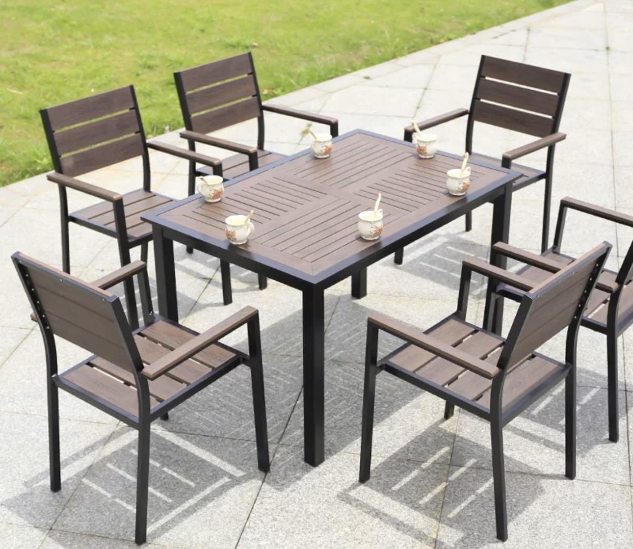 Bàn ghế gỗ nhựa ngoài trời tiện dụng - ảnh 1