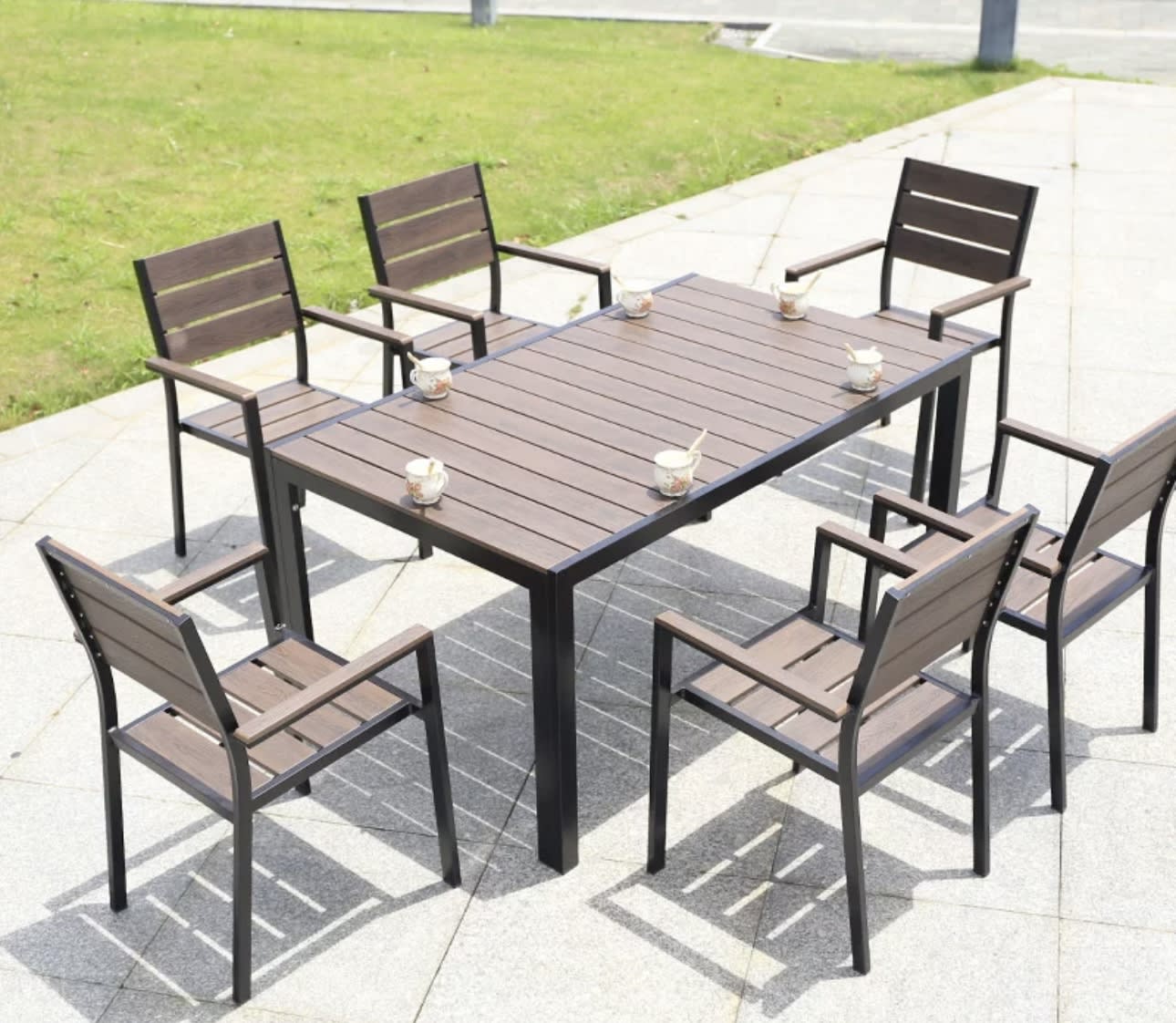 Bàn ghế gỗ nhựa ngoài trời êm ái - ảnh 2