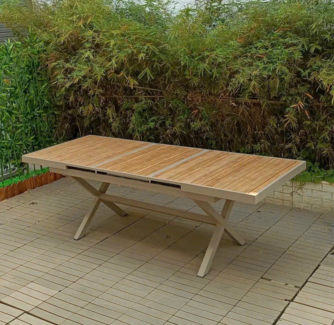 Bàn ghế gỗ nhựa ngoài trời êm ái - ảnh 1