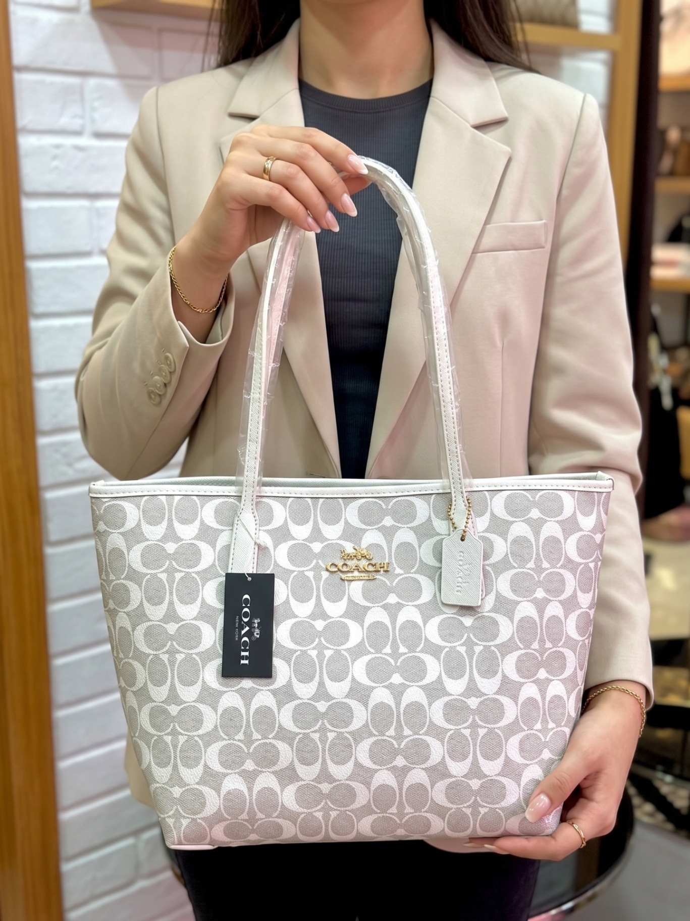 Coach Signature Monogram Beyaz/Gri Tote Çanta (CO-TOTE-MONO-WHT-24)