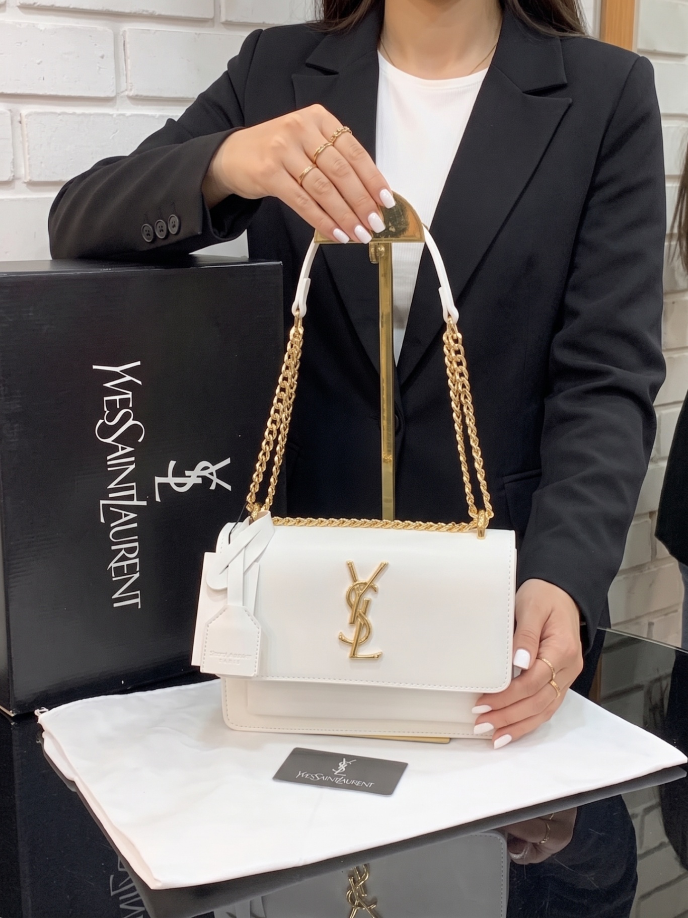 Yves Saint Laurent Altın Logolu Beyaz Deri Omuz Çantası (YSL-SUN-WHT-28)