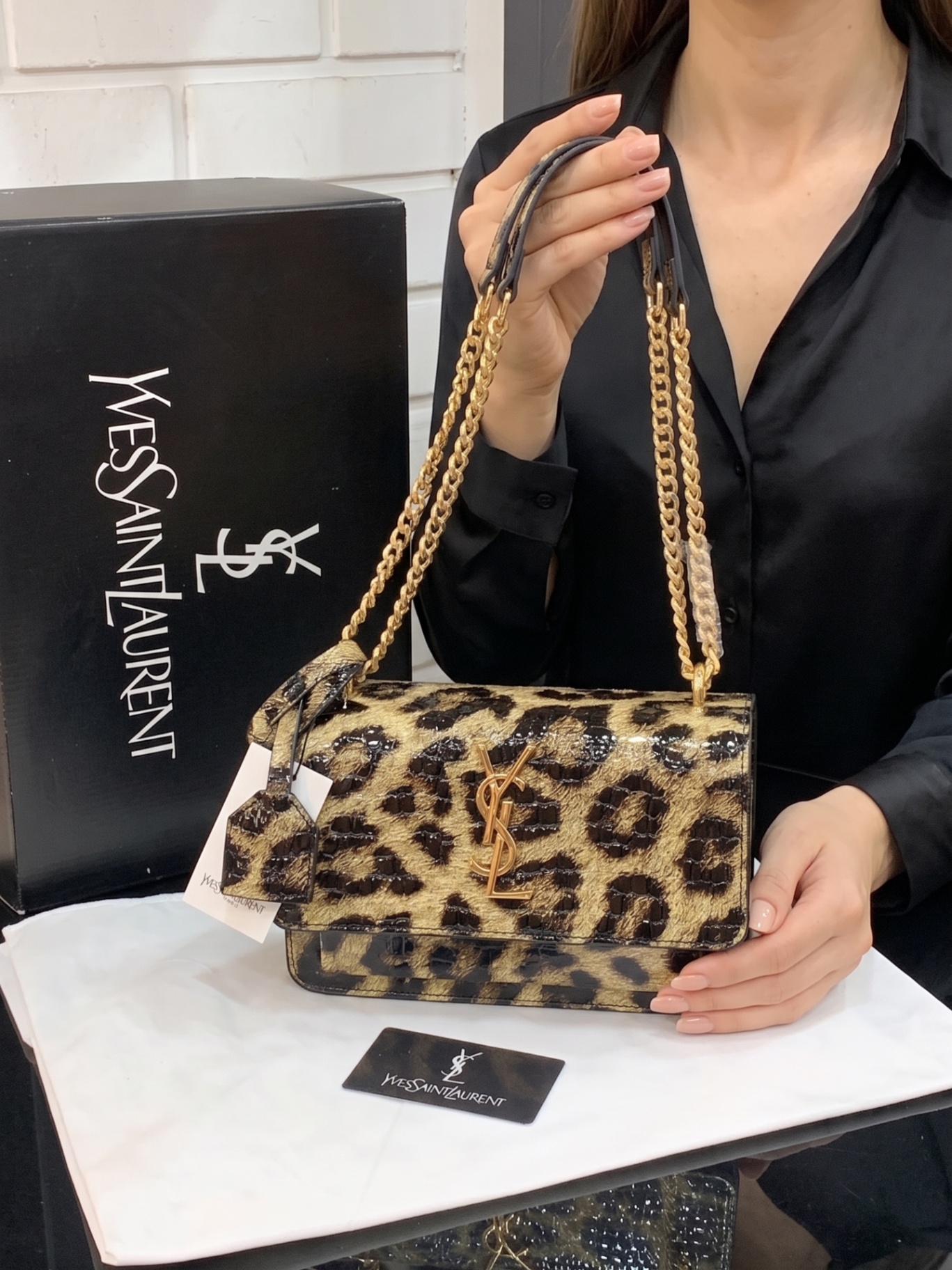 Yves Saint Laurent Altın Logolu Leopar Desenli Parlak Omuz Çantası (YSL-SUN-LEO-29)