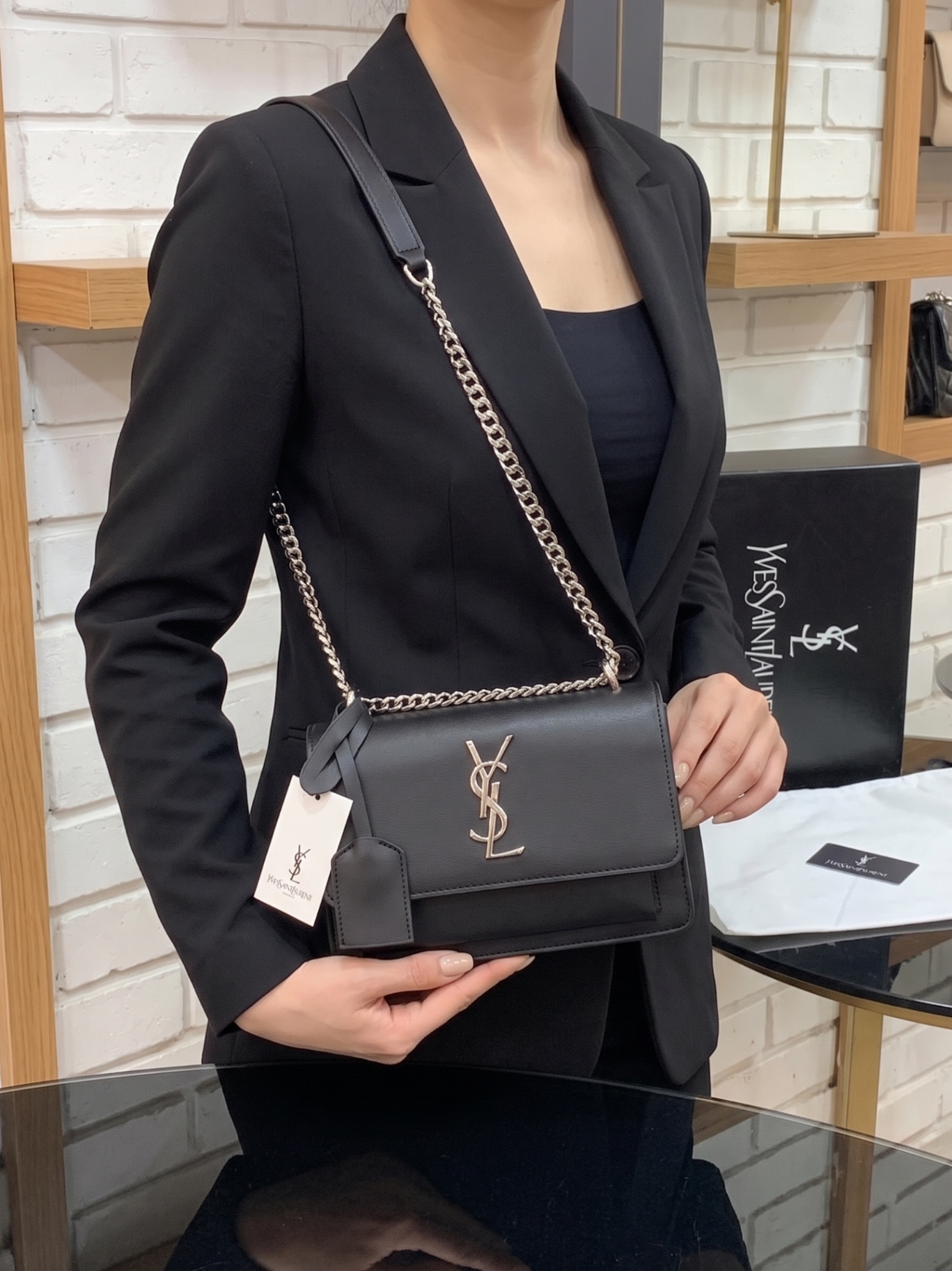 Yves Saint Laurent Gümüş Logolu Siyah Deri Omuz Çantası (YSL-SUN-SLV-BLK-31)
