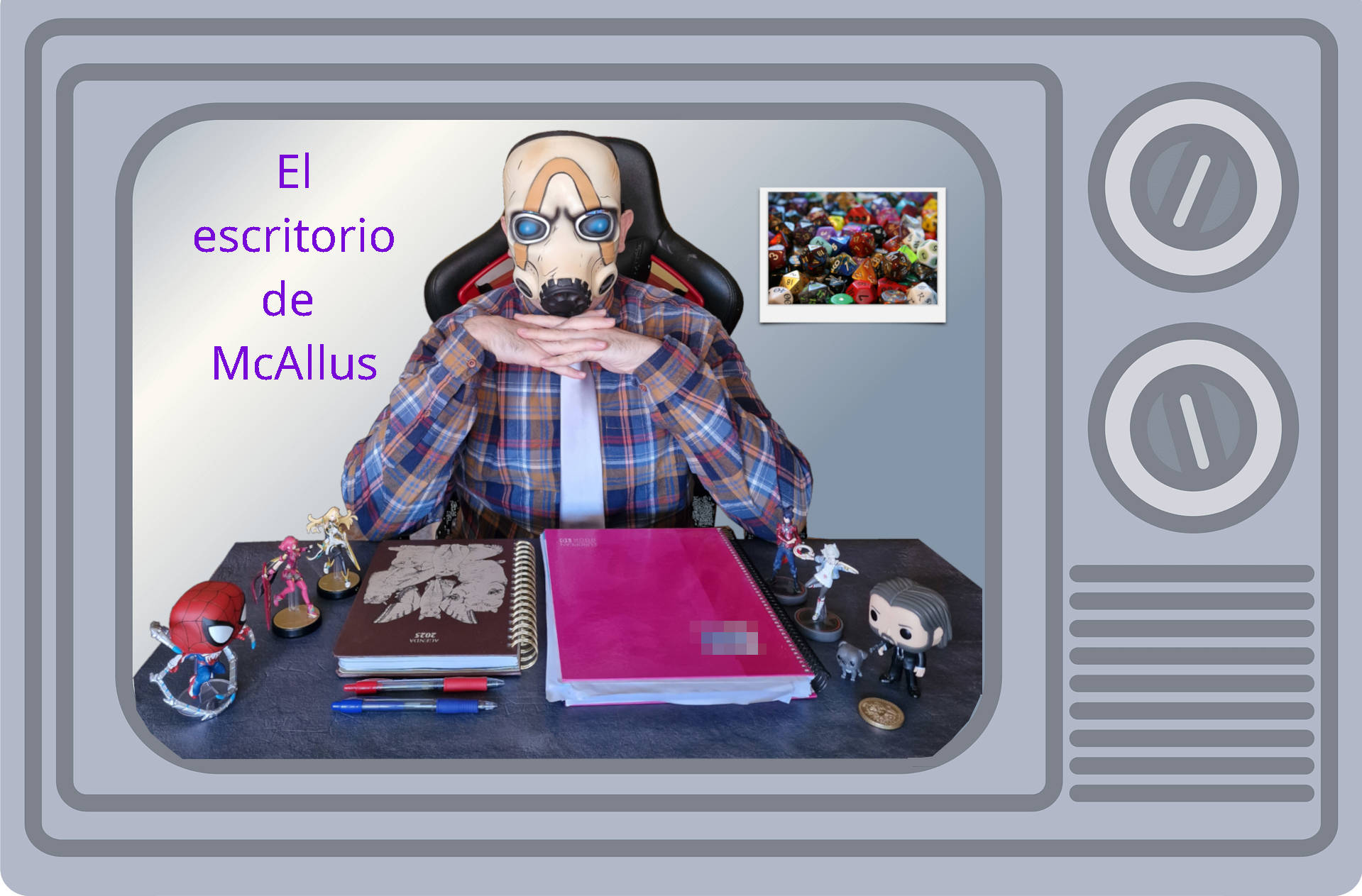 Imagen de una televisión cartoon en la que se ve dentro a un hombre con una máscara de borderlands vestido de camisa con las manos cruzadas bajo la barbilla. A ambos lado de la mesa hay diversas figuras y en el centro de la mesa hay una agenda y una libreta. En la esquina superior izquierda aparece el texto El escritorio de McAllus y en la parte superior derecha un montón de dados enmarcados