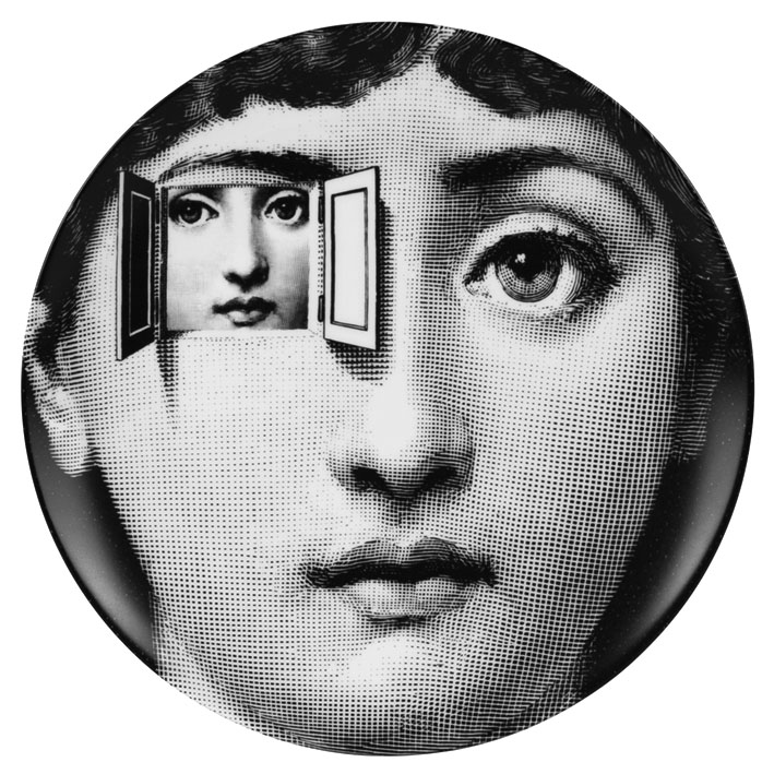 Imagen en blanco y negro donde se ve el rostro de una joven en primer plano. En lugar de ojo derecho tiene una ventana en donde se asoma el mismo rostro de la joven ahora sí con sus dos ojos
