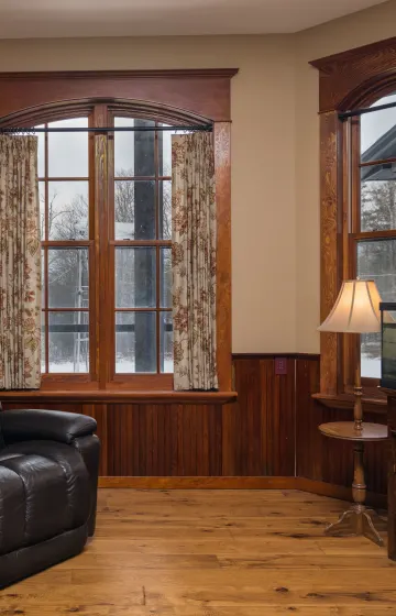 Gorgeous floral printed drapes add a lot of interest to this spare room